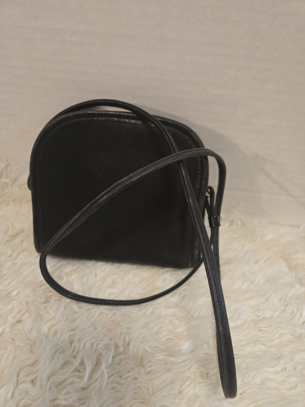 Classic Black Leather Crossbody Bag - Sleek Everyday Style - Picture 6 of 6